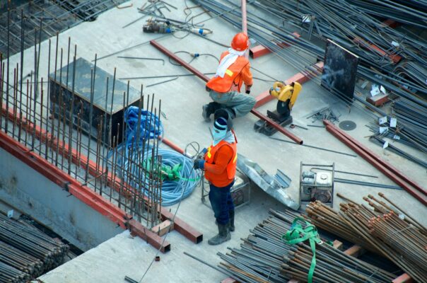 Estructura metu{00e1}lica en construcciu{00f3}n para nave industrial